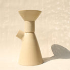 Die Keramikaraffe Tablino der genueser Künstlerin Martina Geroni mit einem abnehmbare Deckel, der zugleich eine Tasse ist.