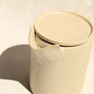 Eine Teekanne aus Keramik mit Deckel der genueser Künstlerin Martina Geroni