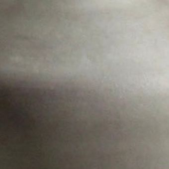 Farbmuster des Keramiktons Buccia di Zenzero mit erdigem Braunton, der dezent ins Graue changiert, sowie feinen natürlichen Ton- und Brennverläufen.