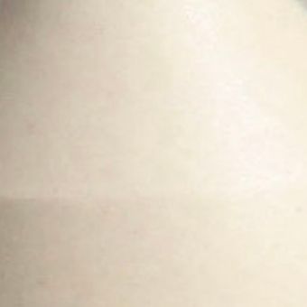 Farbmuster des Keramiktons Fiore di Cotone mit hellem, weichem Off-White und feinen, natürlich wirkenden Ton- und Brennnuancen.