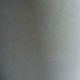 Farbmuster des Keramiktons Iceberg mit bläulich hellem Grauton und kühler, zurückhaltender Tonwirkung, die je nach Brand leicht variiert.