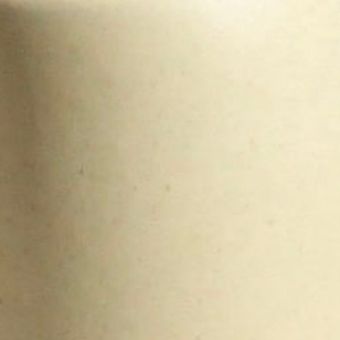 Farbmuster des Keramiktons Limone mit sandigem Gelbton und feinen, natürlich wirkenden Ton- und Brennvariationen.