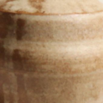 Farbmuster des Keramiktons Marrone mit erdigen Braun- und Beigetönen sowie natürlichen, leicht wolkigen Brennspuren.