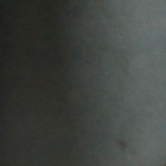 Farbmuster des Keramiktons Pavone mit rauchigem Graugrün und zurückhaltender, matt wirkender Tonwirkung, die je nach Brand leicht variiert.