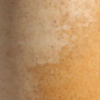 Farbmuster des Keramiktons Rosa Tea mit warmen, roséfarbenen Nuancen und feinen, natürlich verlaufenden Ton- und Brennvariationen.