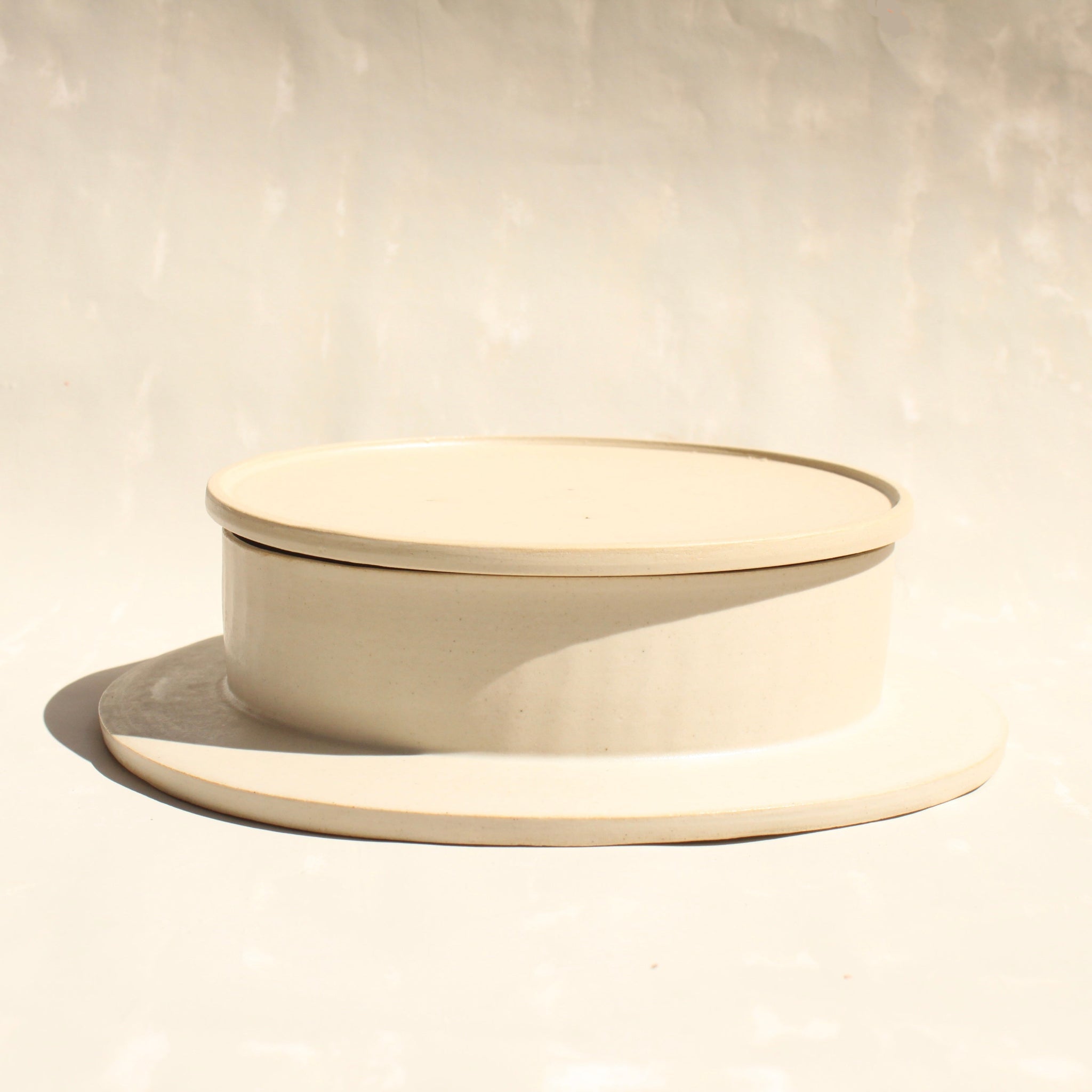 Der Suppenteller/tiefe Teller ROSA MORADA besteht aus einem zylindrischen Körper auf einer flachen Platte. Jenachdem, wierum man den Teller nutzt, ist er somit ein tiefer Pastateller, Suppenschlale oder Kuchenplatte in einem. 