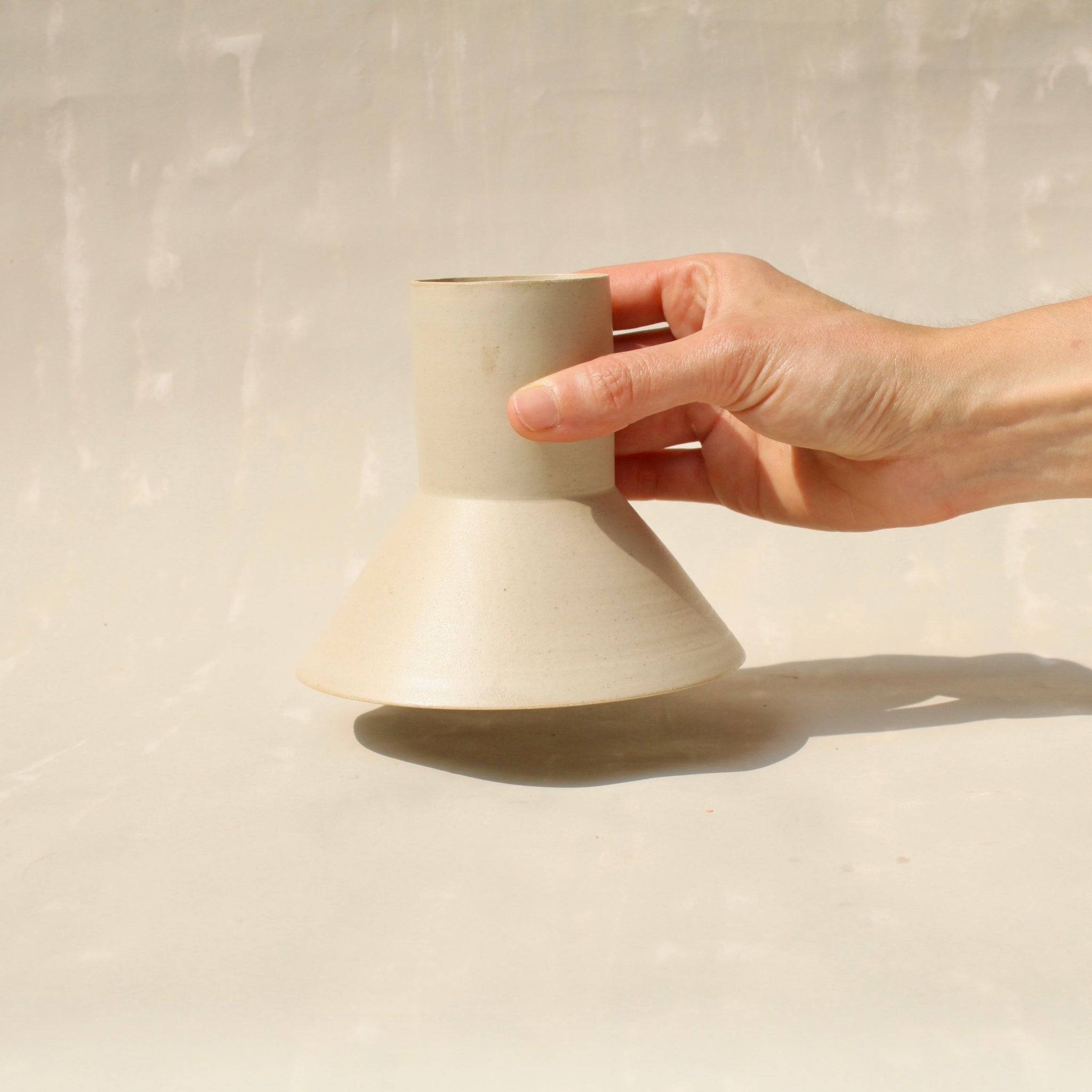 Der Becher TABLINO aus Keramik kann sowohl als kegelförmges Schälchen mit  zylindrischem Sockel für Tee genutzt werden, oder gewendet als Espressobecher mit kegelförmigen Fuss. 