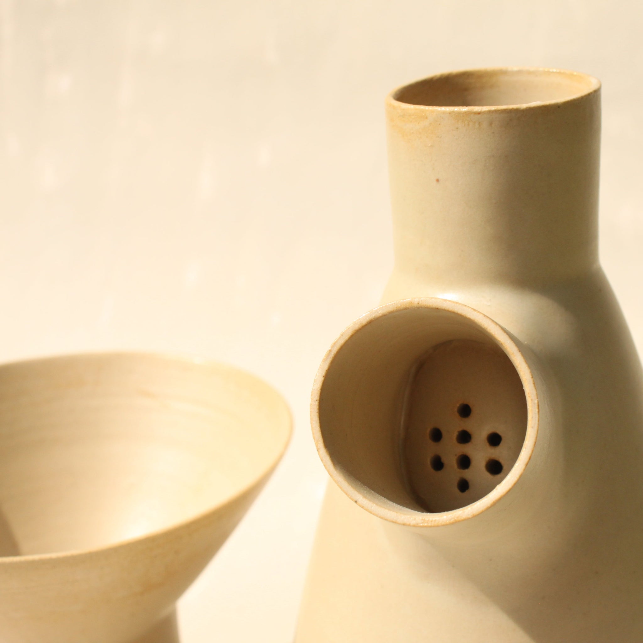 Die Keramikaraffe Tablino der genueser Künstlerin Martina Geroni mit einem abnehmbare Deckel, der zugleich eine Tasse ist. Die Tülle hat ein eingebautes Keramiksieb, das Teeblätter aufhält.