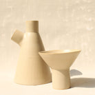 Die Keramikaraffe Tablino der genueser Künstlerin Martina Geroni mit einem abnehmbare Deckel, der zugleich eine Tasse ist.