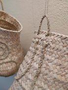 Rückseite der CARRIERS Wandobjekte von Ysaline Ophoff: handgeflochtenes Palmblatt mit eingenähten Esparto-Kordeln, die als integrierte Aufhängung dienen.