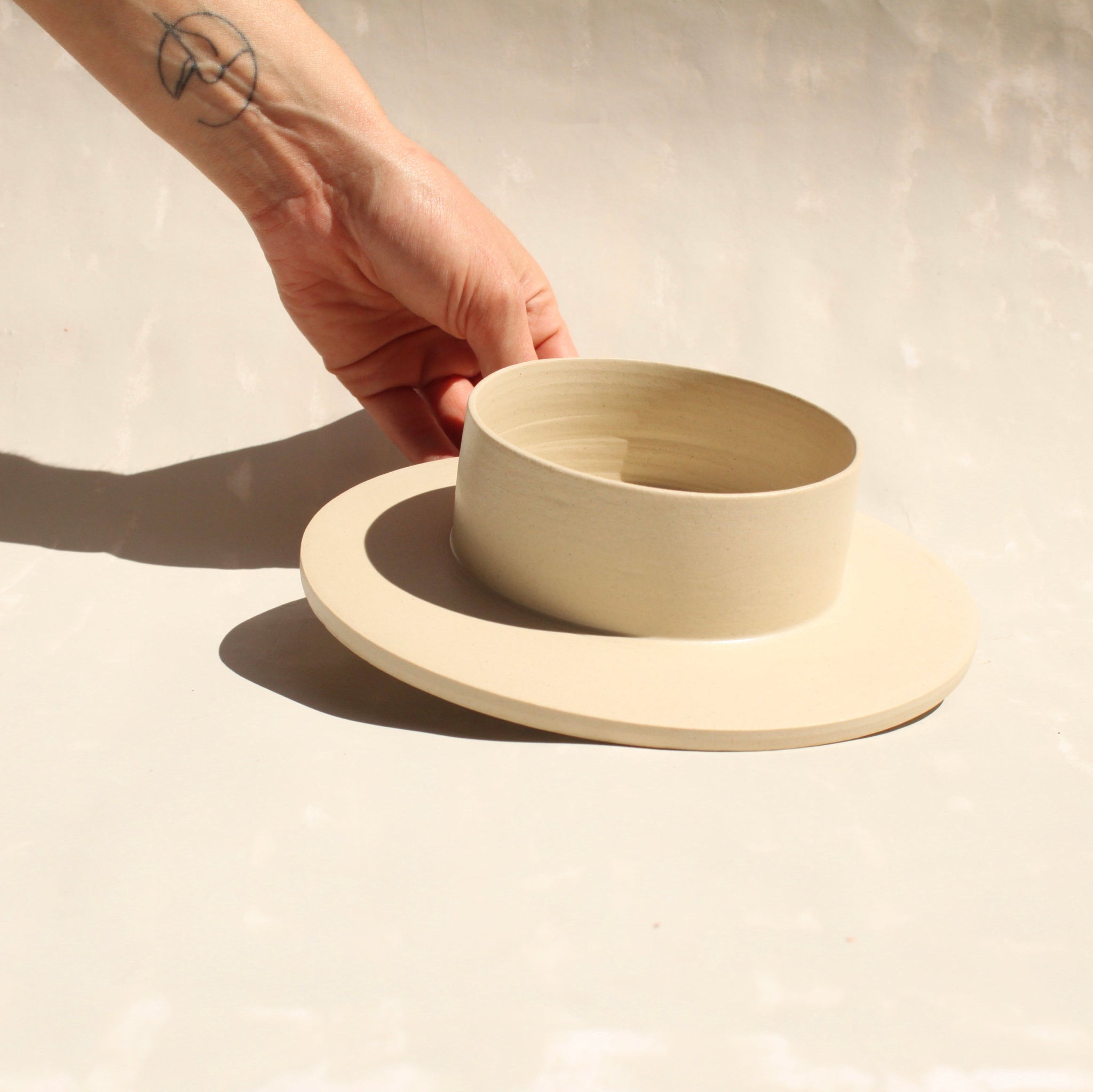 Der Kuchenteller/die Schale ROSA MORADA besteht aus einem zylindrischen Körper auf einer flachen Platte. Jenachdem, wierum man den Teller nutzt, ist er idel für Kuchen und Antipasti oder für eine kleine Vorspeisesuppe oder eine Panna Cotta.