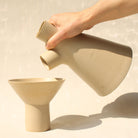 Die Keramikaraffe Tablino der genueser Künstlerin Martina Geroni mit einem abnehmbare Deckel, der zugleich eine Tasse ist.