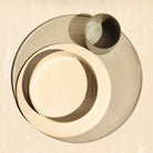 Ein modulares Set der handgefertigten Steingut-Kollektion ROSA MORADA der Genueser Künstlerin Martina Geroni, bestehende aus einem grossemn Pizzateller/Platzset, einem Suppenteller/einer Schale und einem Becher.