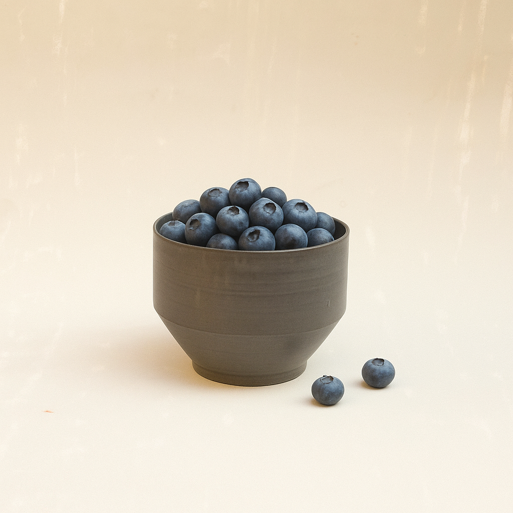 Ein kleines Schälchen oder ein kleiner Kaffeebecher aus Keramik der genueser Künstlerin Martina Geroni.