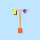 Asymmetrische Ohrringe aus Polymerton mit grafischen Formen in Neongelb, Dunkelrot, Rosa und Blau, präsentiert auf einem schlichten Schmuckständer vor pastellfarbenem Hintergrund.