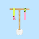 Asymmetrische Ohrringe aus Polymerton mit schmalen rechteckigen Elementen und grafischen Mustern in Rot, Rosa, Grün und Neongelb, präsentiert auf einem hölzernen Schmuckständer.