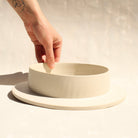 Der Suppenteller/tiefe Teller ROSA MORADA besteht aus einem zylindrischen Körper auf einer flachen Platte. Jenachdem, wierum man den Teller nutzt, ist er somit ein tiefer Pastateller, Suppenschlale oder Kuchenplatte in einem. 