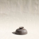 Das abnehmbare Schälchen der Karaffe AIRONE aus Keramik, das Schölchen dienst auch als Fuss der Karaffe.