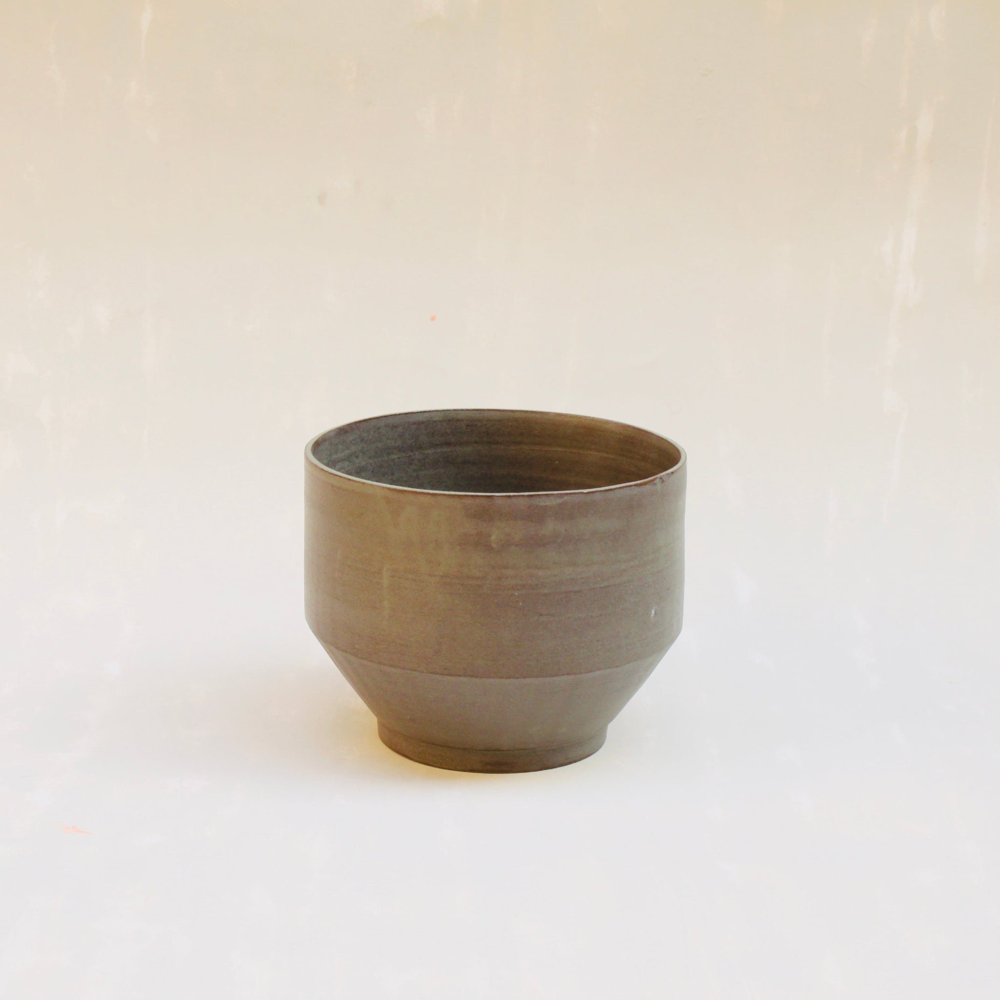 Schale aus der Kollektion ROSA MORADA von Martina Geroni in der Tonfarbe Buccia di Zenzero, mit klarer, leicht konischer Form und fein sichtbaren Drehrillen aus handgefertigtem Steingut.