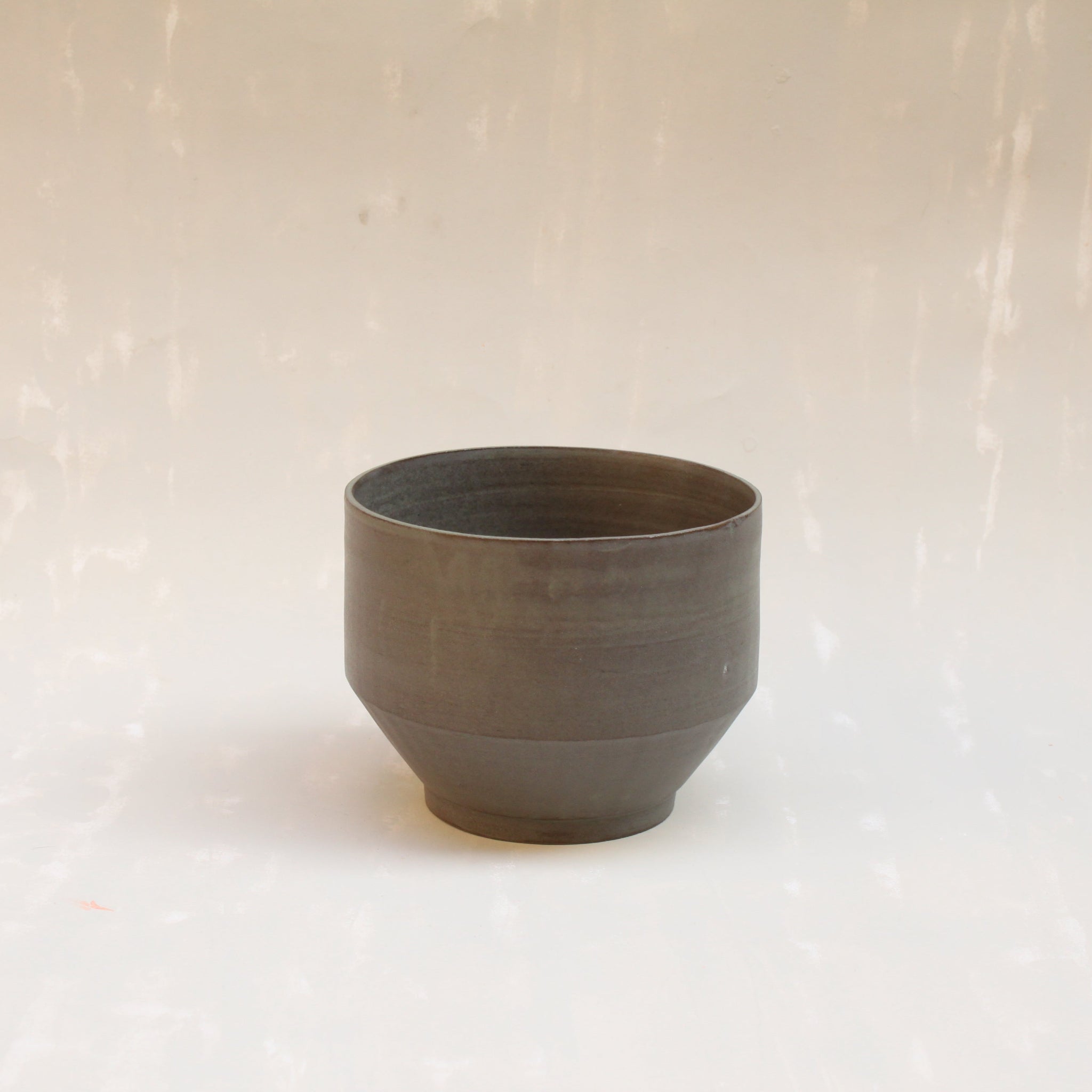 Ein kleines Schälchen oder ein kleiner Kaffeebecher aus Keramik der genueser Künstlerin Martina Geroni