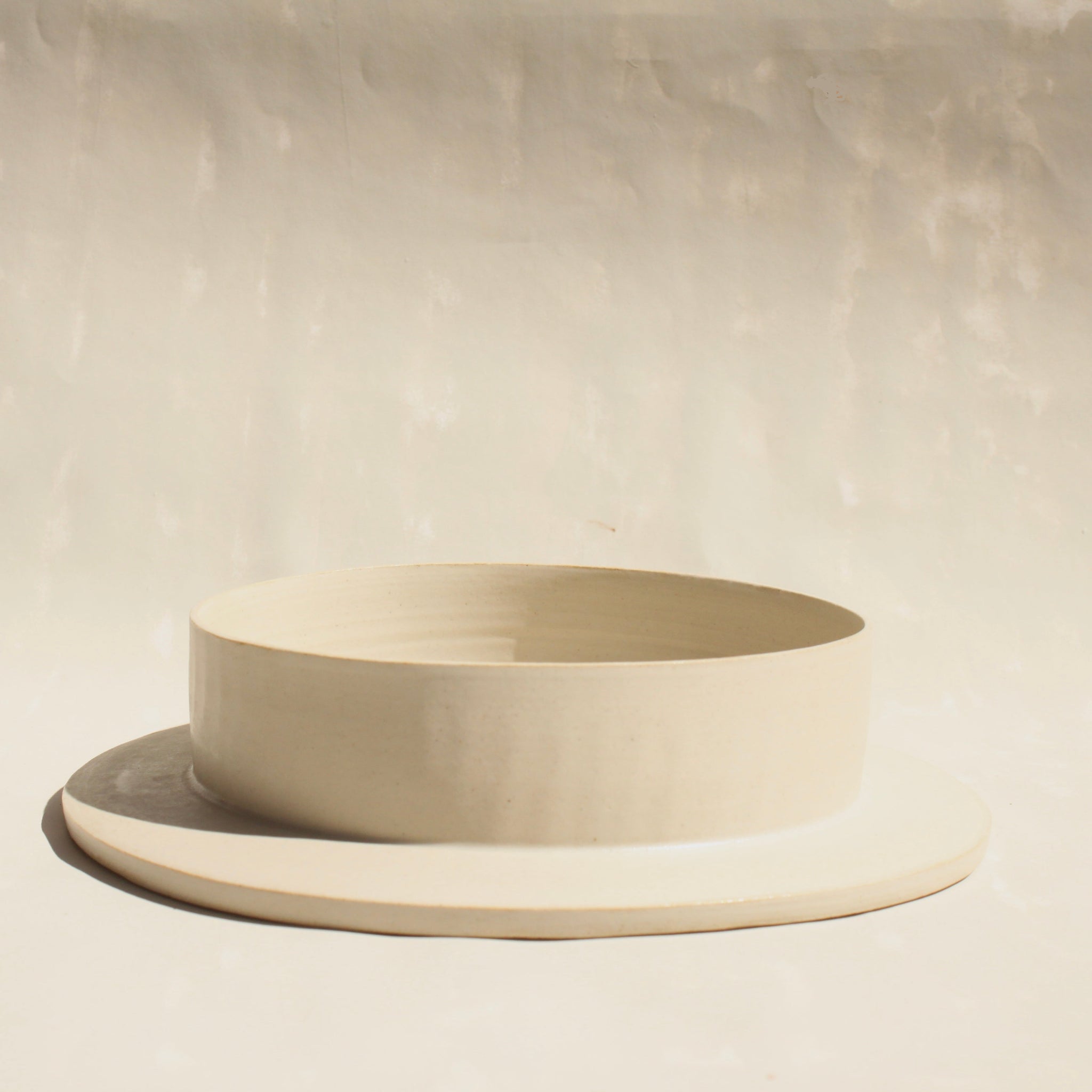 Der Suppenteller/tiefe Teller ROSA MORADA besteht aus einem zylindrischen Körper auf einer flachen Platte. Jenachdem, wierum man den Teller nutzt, ist er somit ein tiefer Pastateller, Suppenschlale oder Kuchenplatte in einem. 