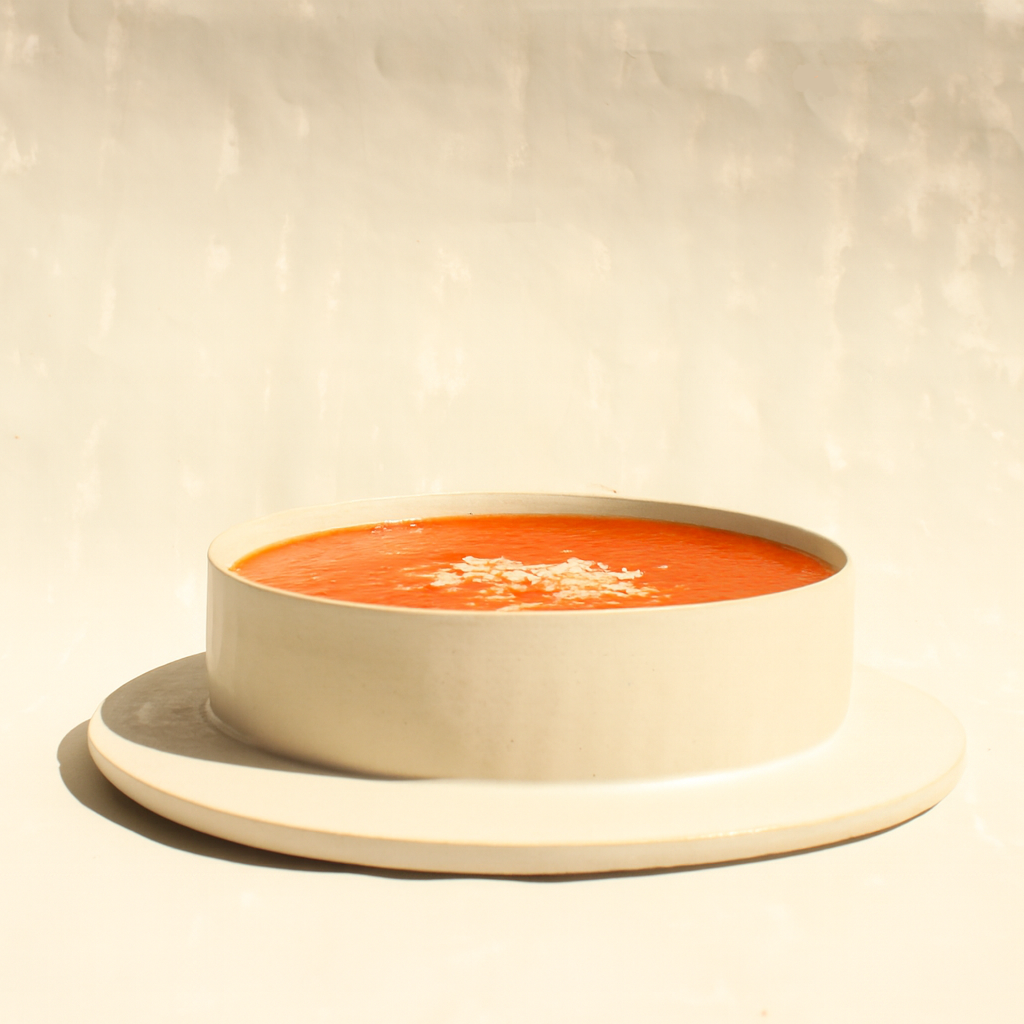 Der Suppenteller/tiefe Teller ROSA MORADA besteht aus einem zylindrischen Körper auf einer flachen Platte. Jenachdem, wierum man den Teller nutzt, ist er somit ein tiefer Pastateller, Suppenschale oder Kuchenplatte in einem. 