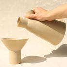 Die Keramikaraffe Tablino der genueser Künstlerin Martina Geroni mit einem abnehmbare Deckel, der zugleich eine Tasse ist.