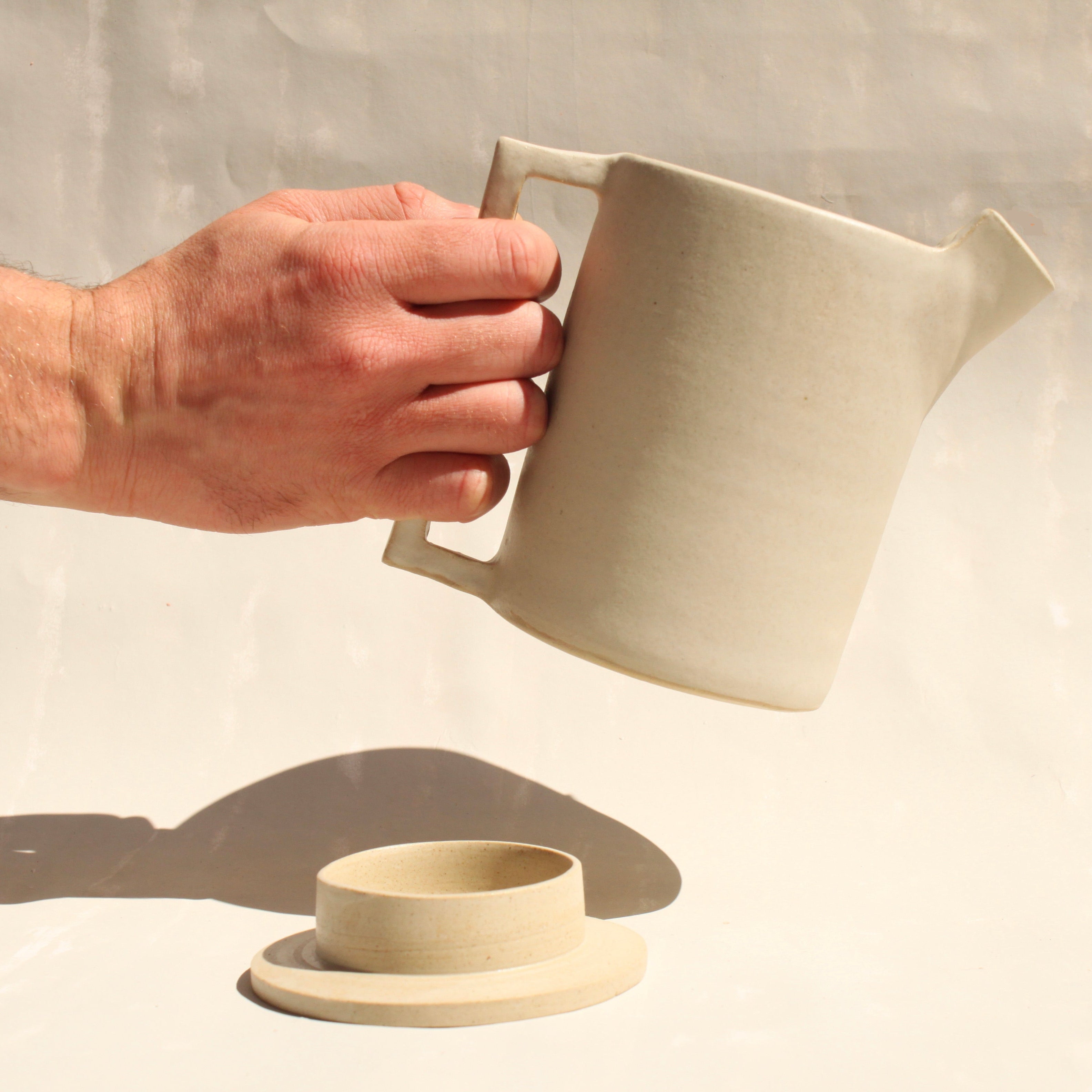 Eine Teekanne aus Keramik mit Deckel der genueser Künstlerin Martina Geroni