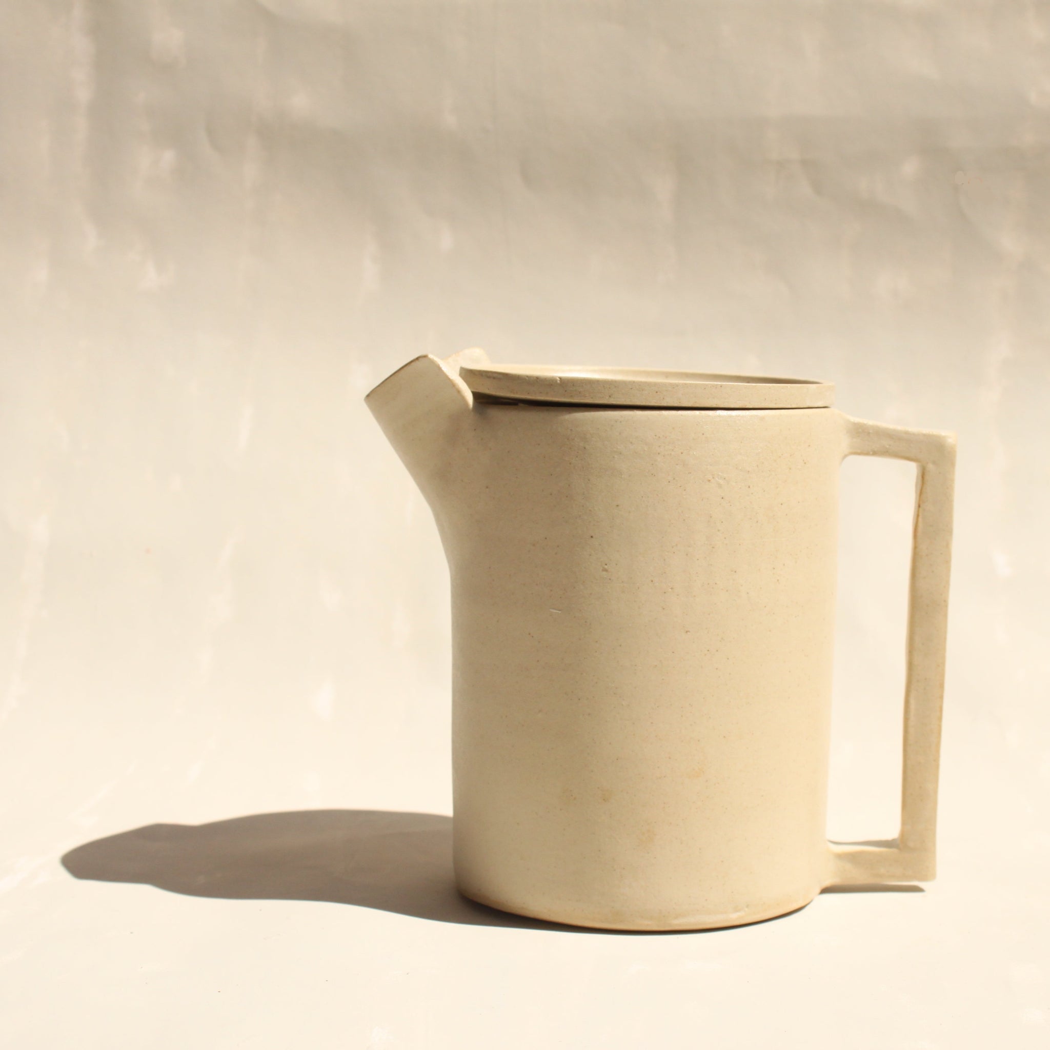 Eine Teekanne aus Keramik mit Deckel der genueser Künstlerin Martina Geroni