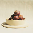 Der Suppenteller/flache Teller ROSA MORADA besteht aus einem zylindrischen Körper auf einer flachen Platte. Jenachdem, wierum man den Teller nutzt, ist er somit ein tiefer Pastateller, Suppenschlale oder Kuchenplatte in einem. 