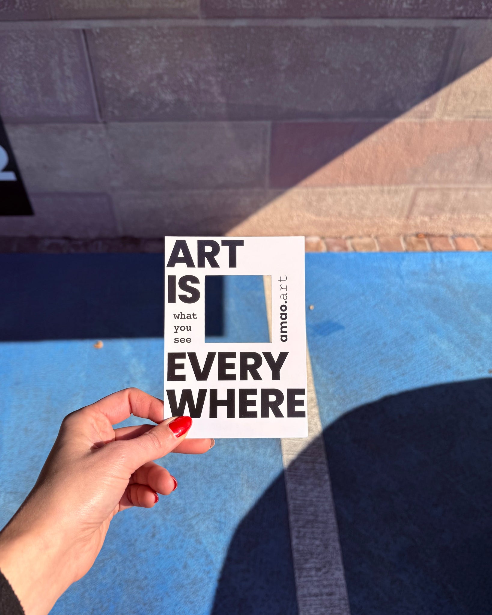 Schritt 2 der Anleitung zum Fotowettbewerb: schaue durch das Quadrat in der Karte und suche einen kunstvollen Ausschnitt.