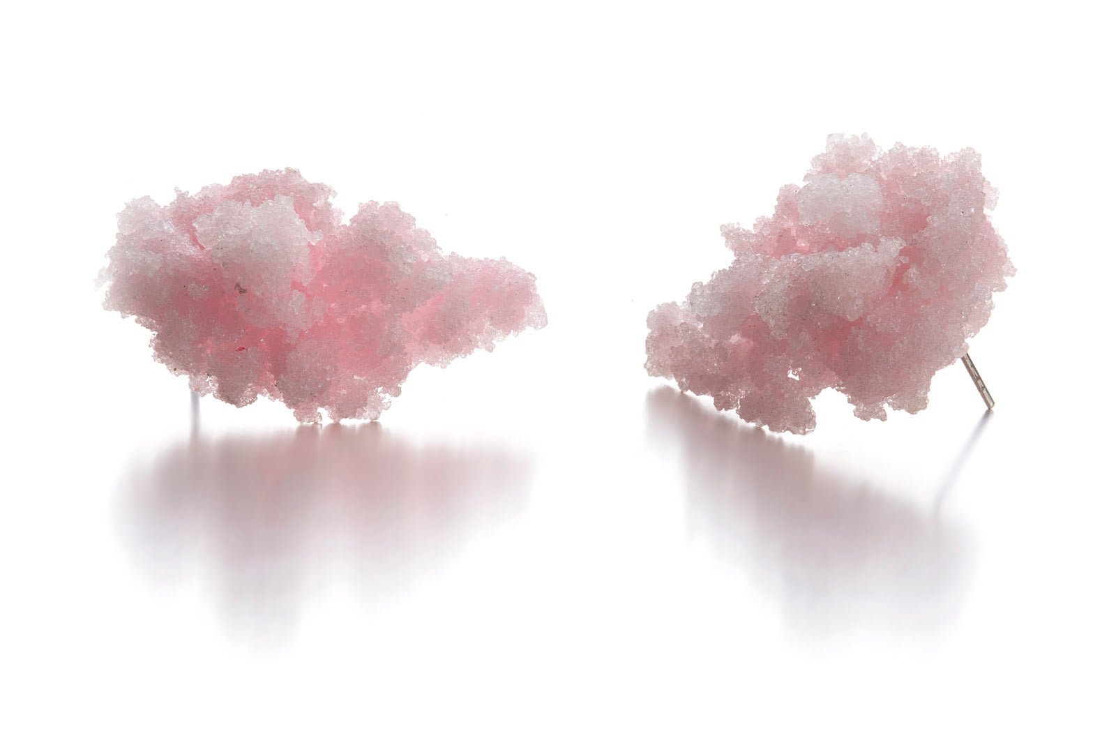 Ein Paar Zucker-Ohrringe in Zartrosé in der Seitenansicht.
